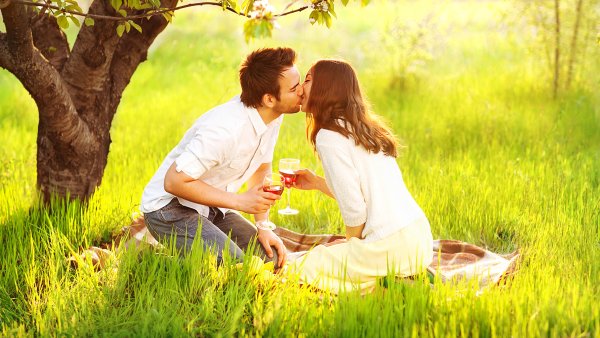 Влюбленная пара на природе