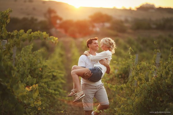 Летняя фотосессия на природе пара