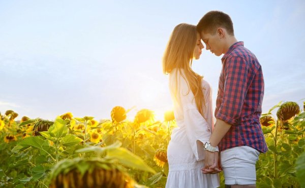 Парень и девушка в поле