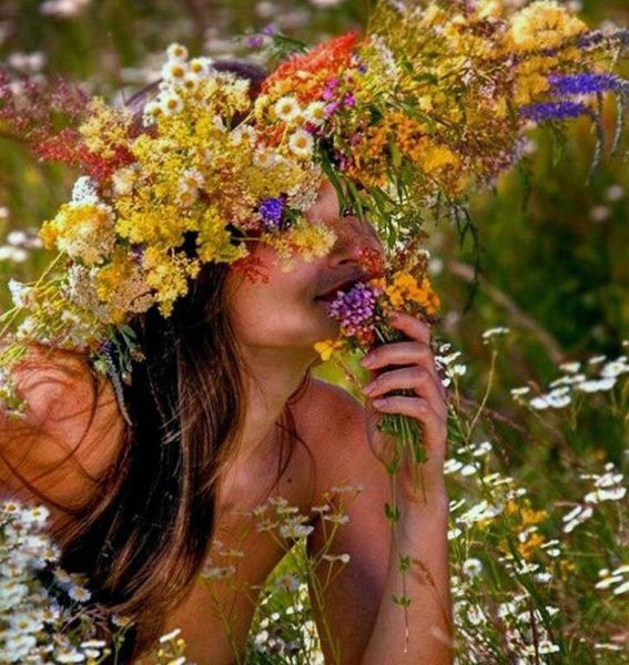 Девушка с васильками