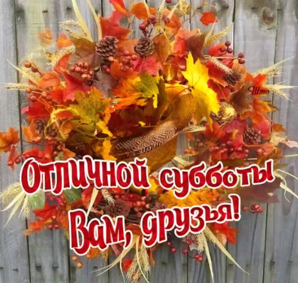 Кофе в стаканчике на осенней листве