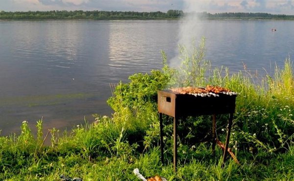 Шашлык на берегу реки