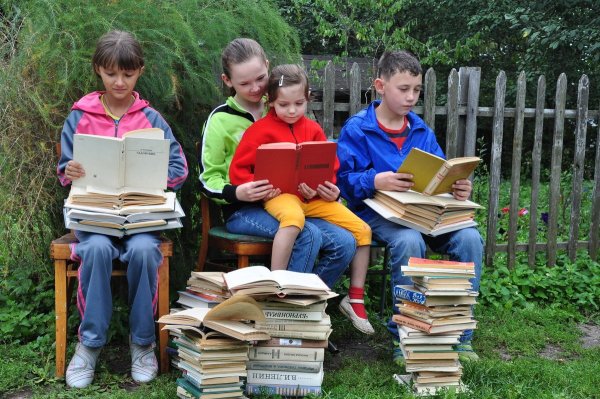 Дети с книгой летом