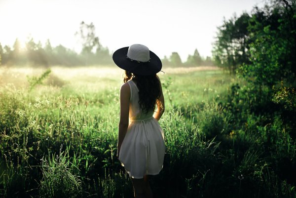 Девушка в шляпе на природе