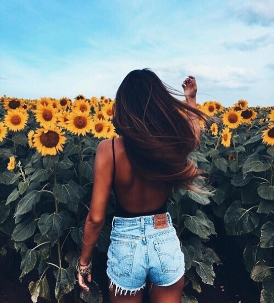 Блондинка на природе со спины