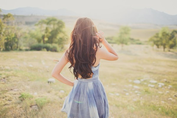 Брюнетка со спины летом