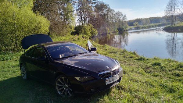 Машина на фоне моря