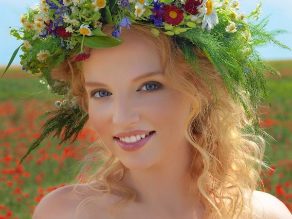 Женщина в венке из цветов