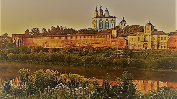 Успенский собор Смоленск с крепостной стеной