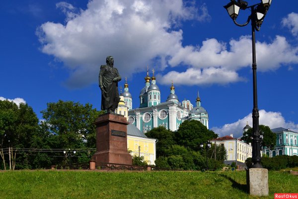 На памятнике собор Смоленск