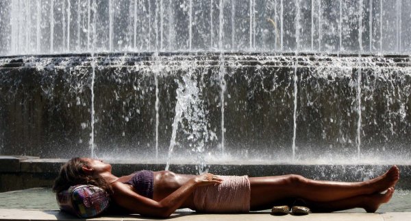 Фонтан "с девушкой"