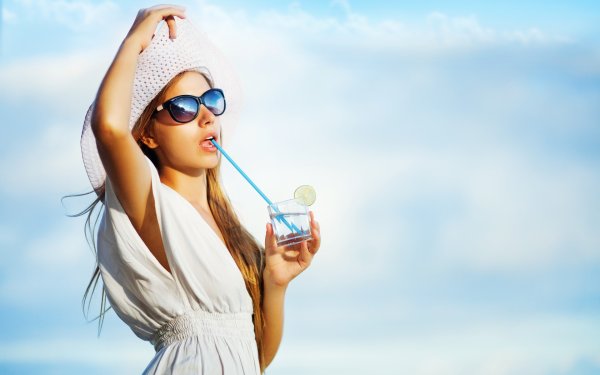 Красивая девушка с коктейлем