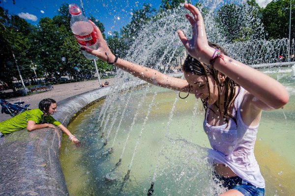 Девушки купаются в фонтане