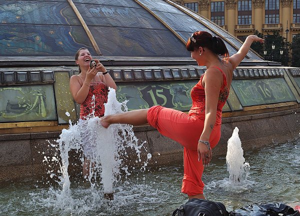Девушки купаются в фонтане