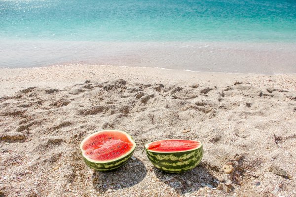 Арбуз на фоне моря