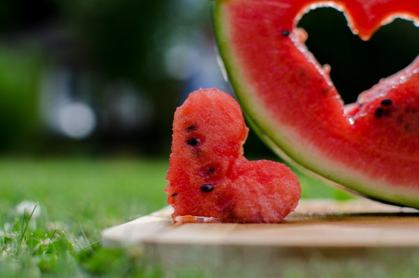 Девушка с арбузом на пляже