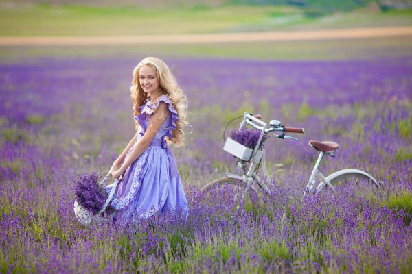 Девушка с лавандой