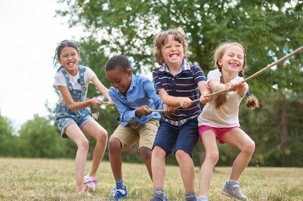 Дети веселятся на природе