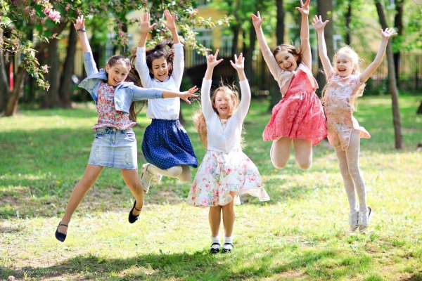 Дети веселятся на площадке