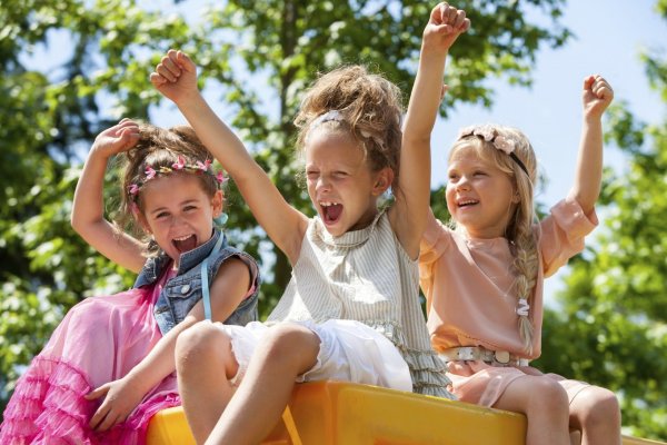 Счастливый ребенок в бассейне