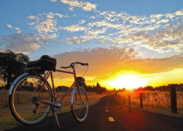 Велосипед на закате