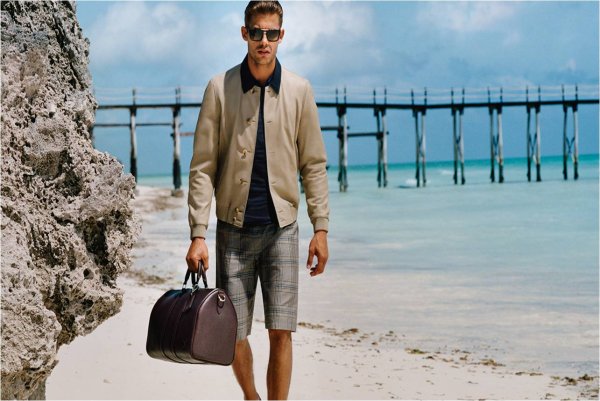 Стильный мужчина с сумкой