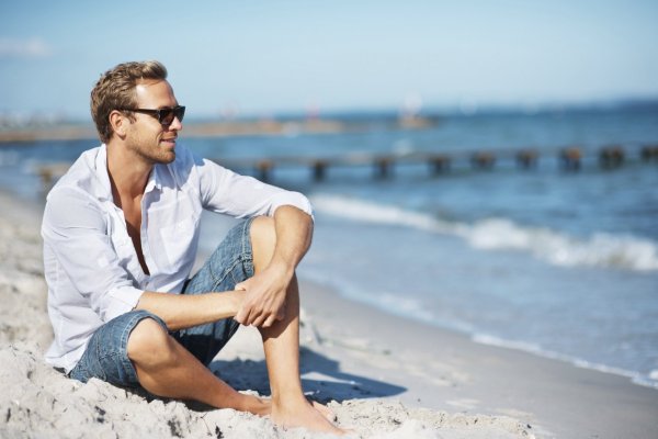 Мужчина на море