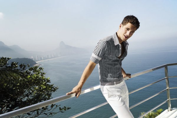 Красивые парни на море