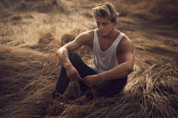 Мужская фотосессия на природе