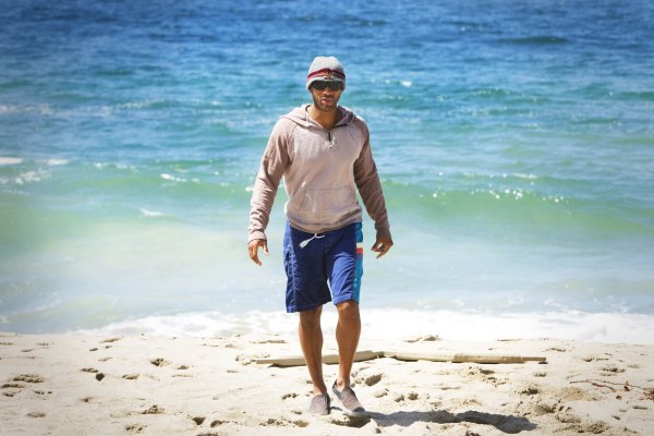 Мужчина на фоне моря