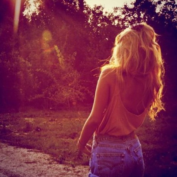 Блондинка с длинными волосами в поле