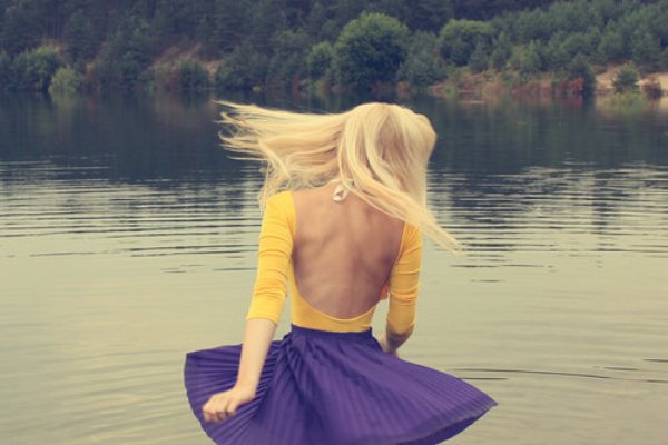 Блондинка на море