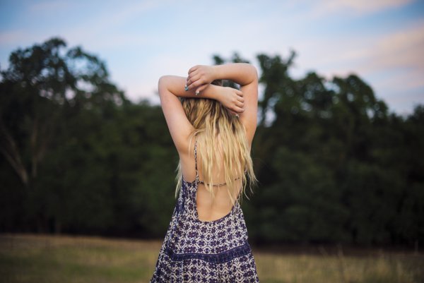 Блондинка на море со спины