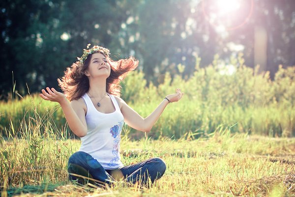 Девушка на качелях лето