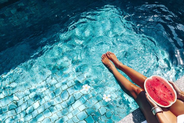 Девушка бассейн лето