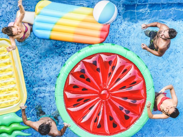 Детская вечеринка в бассейне