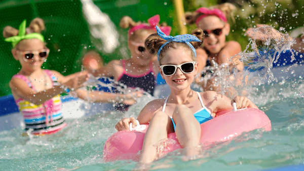 Детская вечеринка в бассейне