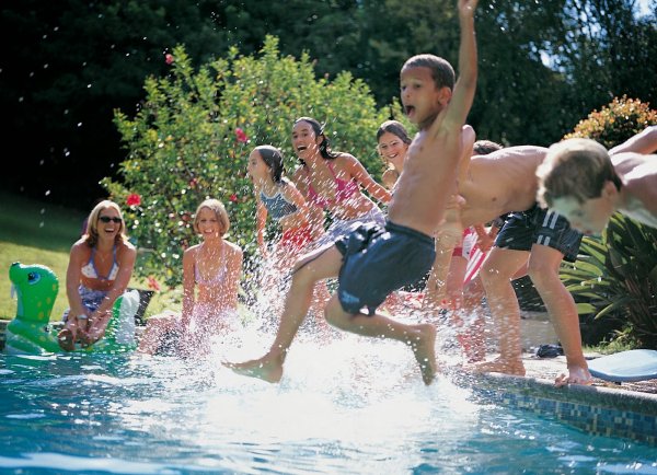 Дети купаются в бассейне