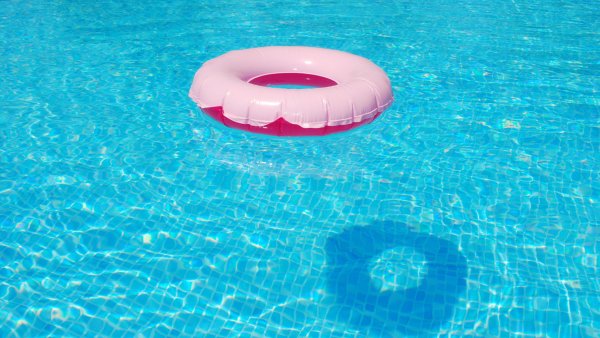 Бассейн со спасательным кругом
