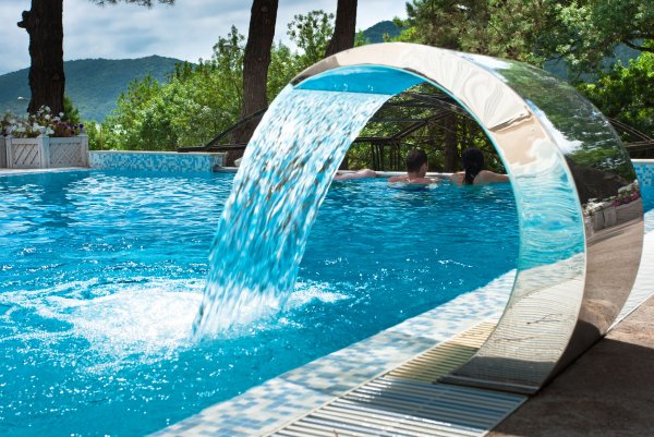 Красивый открытый бассейн