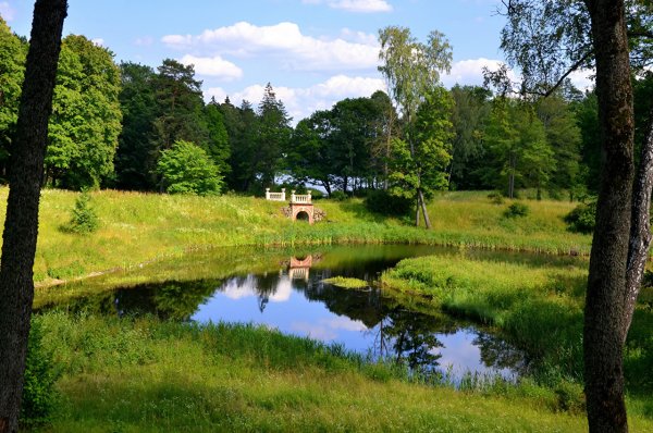 Парк у озера в Риге