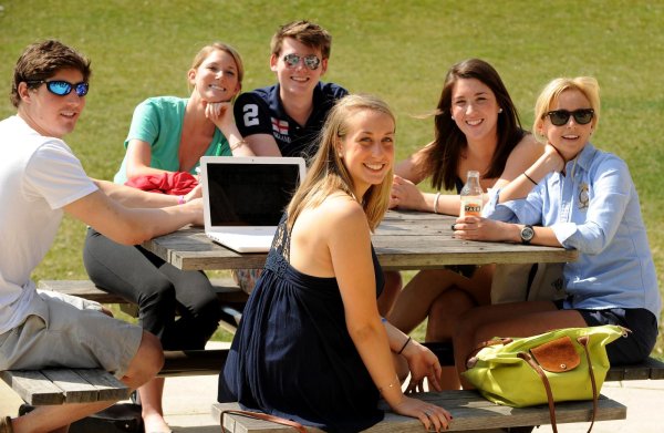 Отдыхающие студенты