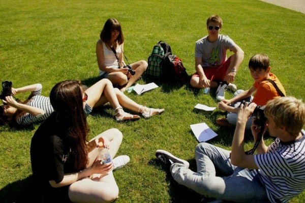 Молодежь отдыхает на природе