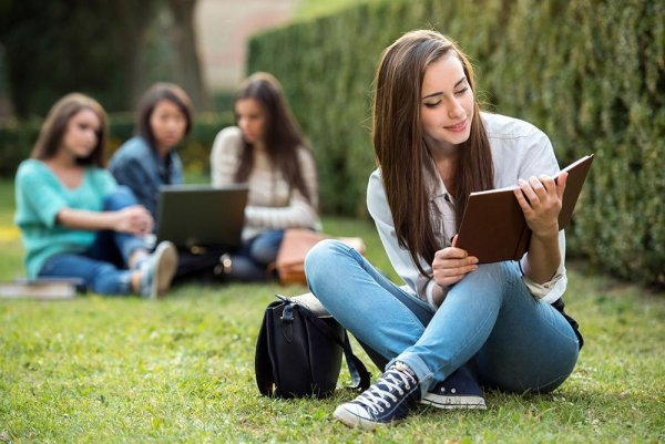 Студенты в парке