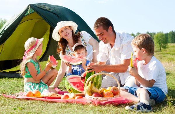 Пикник с семьей на природе