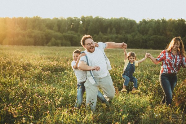 Дети с родителями на природе