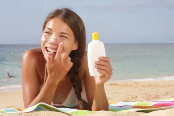 Девушка солнцезащитный крем
