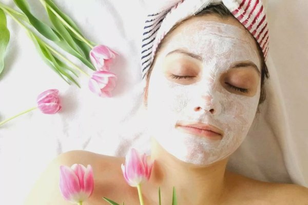 Женщина поливает огород