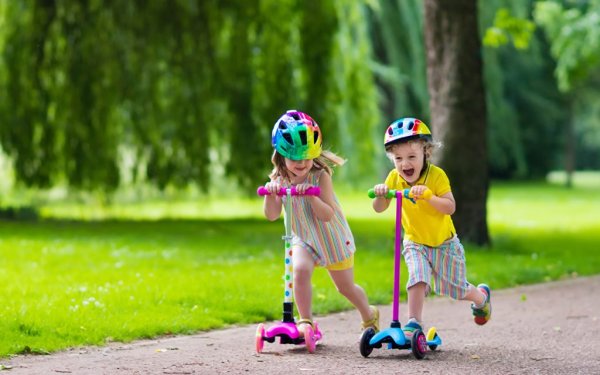 Дети на самокатах и велосипедах