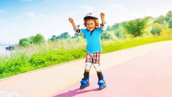 Кататься на роликовых коньках